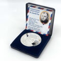 Veľká strieborná medaila uložená v etui s certifikátom.