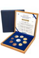 Celkový pohľad na etui s mincami, certifikátom a papierovým návlekom Papierový obal na drevenej etui Papierový obal na drevenej etui