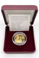 Zlatá medaila v buline, uložená v etui s certifikátom.