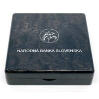 Exkluzívna drevená etui s logom Národnej banky Slovenska.