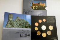 Uloženie euromincí v papierovom obale so žetonom