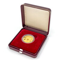 Uloženie zlatej mince v originálnej etui.