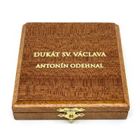 Drevená etui so zlatou potlačou. Drevená etui so zlatou potlačou.