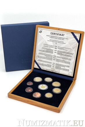 Celkový pohľad na etui s mincami, certifikátom a papierovým návlekom