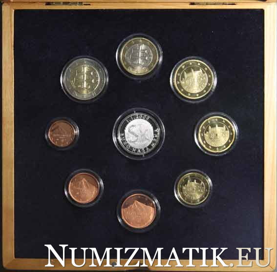 Sada mincí Slovenskej republiky 2009 - Prvý súbor slovenských euromincí Proof Like v drevenej etui